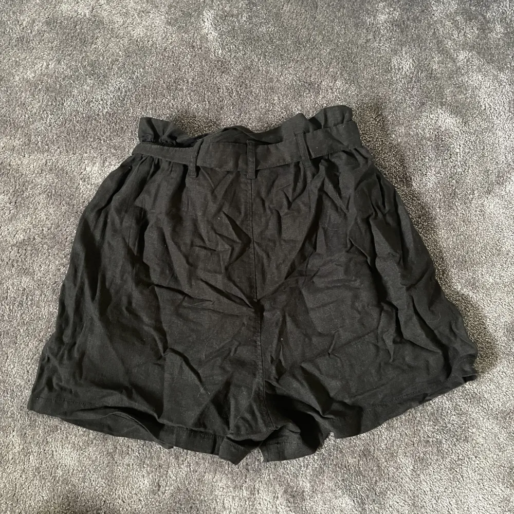 Säljer dessa oanvända linne shorts från bikbok. Shorts.