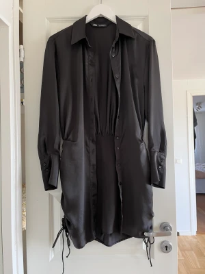 Svart zara klänning - En svart zara klänning med justerbar längd! Köpare står för frakt, kan mötas upp i Malmö/ Lund!