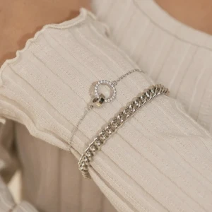 Edblad Eternal Bracelet Orbit - Tidlöst silverfärgat armband från Edblad. Nypris 400. Materialet är stål. Totalt ca 20cm långt, men längden kan kortas beroende på var du knäpper det.   Så fint men kommer inte till användning hos mig då jag mest använder guld 😢