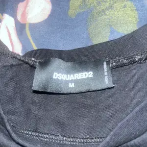 Dsquared2 t-shirt nästan aldrig använd ny pris 2200
