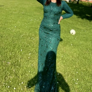 Grön tajt bal klänning  - Kläningen kan bli armlås och genomskinlig, eller modest som den är. Fler bilder privat!