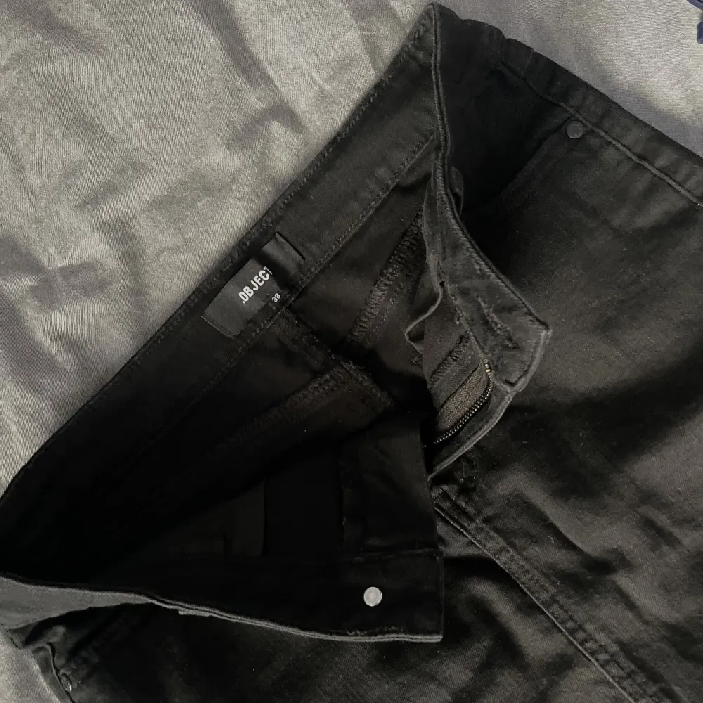 Säljer denna Jeans Kjol från OBJECT. Kjolen är sällan använd, har en liten slits i bak, storlek 38. Kjolar.