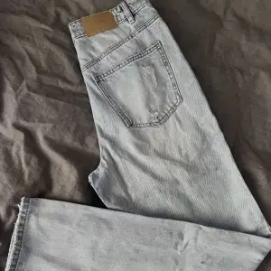 Säljer dessa Vero Moda jeans! Jeansen är knappt använda, som nya fof! Byxorna har små slitningar vid fickorna, både fram och bak. Hög midja Mom jeans Storlek 38