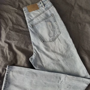 Vero Moda Jeans  - Säljer dessa Vero Moda jeans! Jeansen är knappt använda, som nya fof! Byxorna har små slitningar vid fickorna, både fram och bak. Hög midja Mom jeans Storlek 38