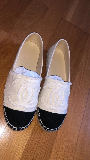 Vintage Chanel skor - Helt oanvända super snygga skor, köpte fel storlek på dem det är darför jag säljer dem