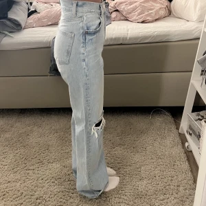 Jeans från zara - Ljusblåa jeans från zara med hål! 