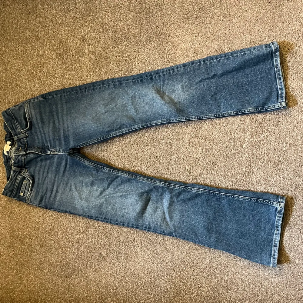 Mörkblå jeans från Gina Tricot, lowwaist bootcut i storlek 146 passar mig (155cm), jättefint skick, köpt för någon månad sen 300kr:). Jeans & Byxor.
