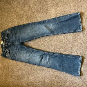 Mörkblå jeans från Gina Tricot, lowwaist bootcut i storlek 146 passar mig (155cm), jättefint skick, köpt för någon månad sen 300kr:)