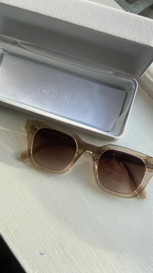 Chimi - Intressekoll på ett par jättefina chimisar i modellen 04. Dom är i jättebra skick och är i färgen ecru. Dom är knappt använda och kostar 1250kr i nypris!  ❤️ Byte mot svarta/ tourtois chimisar 08 är aktuellt  Fråga om fler bilder! ☺️ Först till kvarn