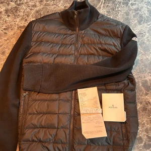 Moncler Cardigan - Tjena! Säljer nu denna snygga moncler cardiganen som passar utmärkt nu i varmare tider☀️☀️ Strlk L färgen är Svart!! Om du har några frågor eller vill ha fler bilder är det bara att höra av dig// Tore Nyberg