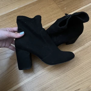 Svarta boots - Svarta boots i suede material. Storlek 38. Från ellos