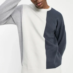 Stickad tröja  - Skitsnygg stickad tröja från Bershka Passar både herr och dam Storlek S men passar M Köparen står för frakten 💕