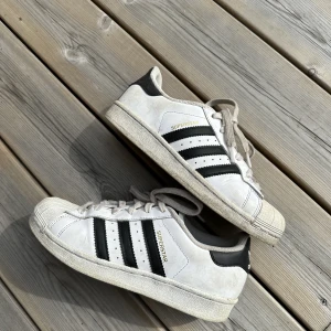 Adidas superstars  - Säljer mina adidas superstars. Välanvända men inget synligt slitage, därav priset!  Putsas upp innan försäljning! 