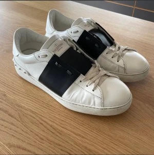 Valentino skor storlek 44 - Valentino skor i storlek 44 Väldigt fint skick och sparsamt använda. Dyrt inköp. Extra skosnören och dustbag påsarna ingår vid köp.  Finns i centrala Stockholm  