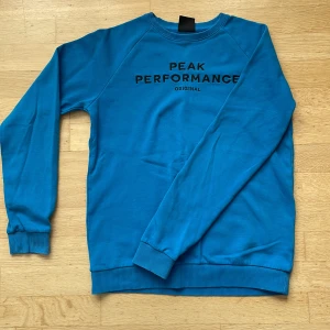 Peak performance Sweatshirt (blå) - Bra skick, säljer på grund av storlek  