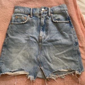 Jeans kjol  - Säljer min jeans kjol i stl 32 som tyvärr blivit för liten för mig💖 