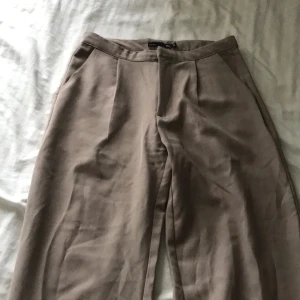 Kostymbyxor  - Hej säljer mina kostymbyxor då jag aldrig använt dom och troligtvis inte kommer heller. Byxorna är i nyskick och bara testade så därav inga tecken alls på användning. Har ingen bild med dom på men vet att dom var hypeade på tiktok för ett tag sedan. 