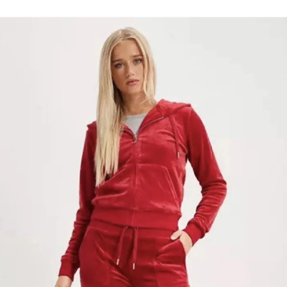 Säljer denna röda koftan från Juicy Couture strl M! Säljer för 600kr eller bud! . Hoodies.