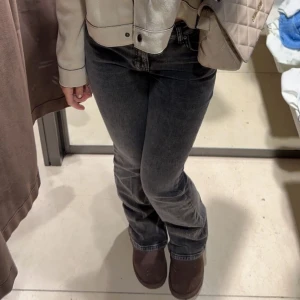Ginatricot low waist jeans - Säljer mina favorit populära low waist bootcut jeans, svarta storlek 32. Då de inte passar mig längre sparsamt använda! Så superfint skick🤍Jag är 160cm och de passar mig perfekt på längden i midjan!