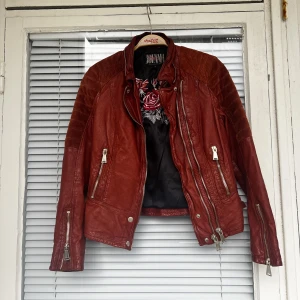 Läderjacka jofama leatherjacket skinnjacka mockajacka  - Läderjacka från Jofama by Roxy, fantastisk skick. Strl: 36 (S). Äkta läder med mockadetaljer.
