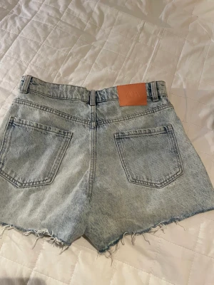 Jeansshorts - Snygga jeansshorts från Zara, använda 1 gång. Bra skick. Supersnygga nu till sommaren och passar till allt! Frakt på 50 kr ingår redan i priset 