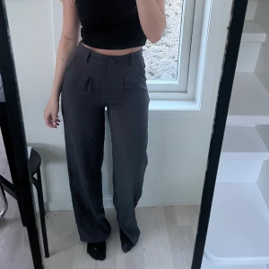 Kostymbyxor från Princess polly - Kostymbyxor från Princess polly, endast provade! Har sytt upp dom för att passa mig som är 160🤍sista bilden visar färgen bäst 