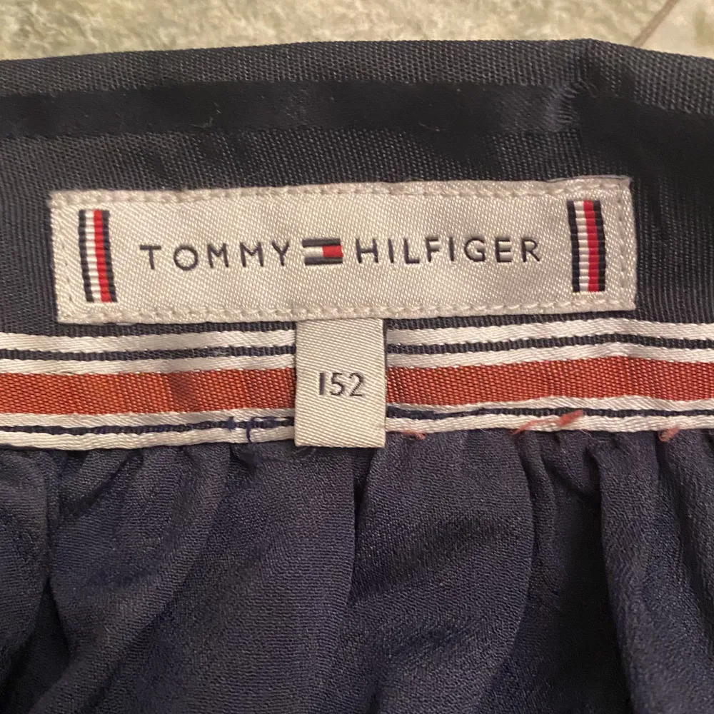 Säljer min fina Tommy Hilfiger kjol! Sparsamt använd💕säljer pga att den är för liten. Pris kan diskuteras!. Kjolar.