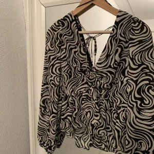 Zebra-blus - Jättesöt zebra-blus med båda låg urringning och rygg från H&M. 