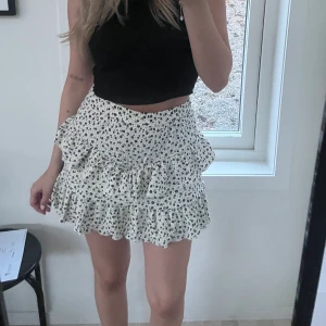 Kjol från Zara - Kjol från Zara som knappt är använd, från barn avdelningen men passar en storlek XS! Har inbyggda shorts🤍