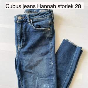 Högmidjade jeans med avklippt effekt längst ned, lite stretch, väldigt snygga på - säljer pga för små , syns inte att de är använda , har inte några slitningar pga användning , ser nya ut 