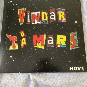 signerad hov1 vinyl!!!!! - jag var på hov1 signering i malmö 26 februari 2020, har video bevis när de signerar den om ni vill ha! har aldrig spelat skivan, helt ny! köp direkt för 600/700