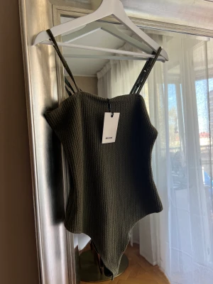 Olivgrön ribbad bodysuit - Aldrig använt. Axelbanden är justerbara 