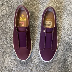 Skor - Hjälper min morsa med att sälja dessa skor då de inte kommer till användning. Använt endast en gång, en av skorna är i en ljusare färg men det syns inte när man har på sig dem och skorna är i bra skick! 