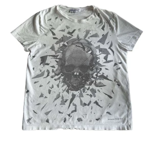 Alexander mcqueen shattered skull tee - Cond 8/10. retail price 4000kr. Bid: 1500.
