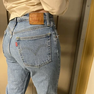 Levis jeans 501 - Superfina jeans köpta second hand, bra kvalitet och syns knappt att de är använda. 
