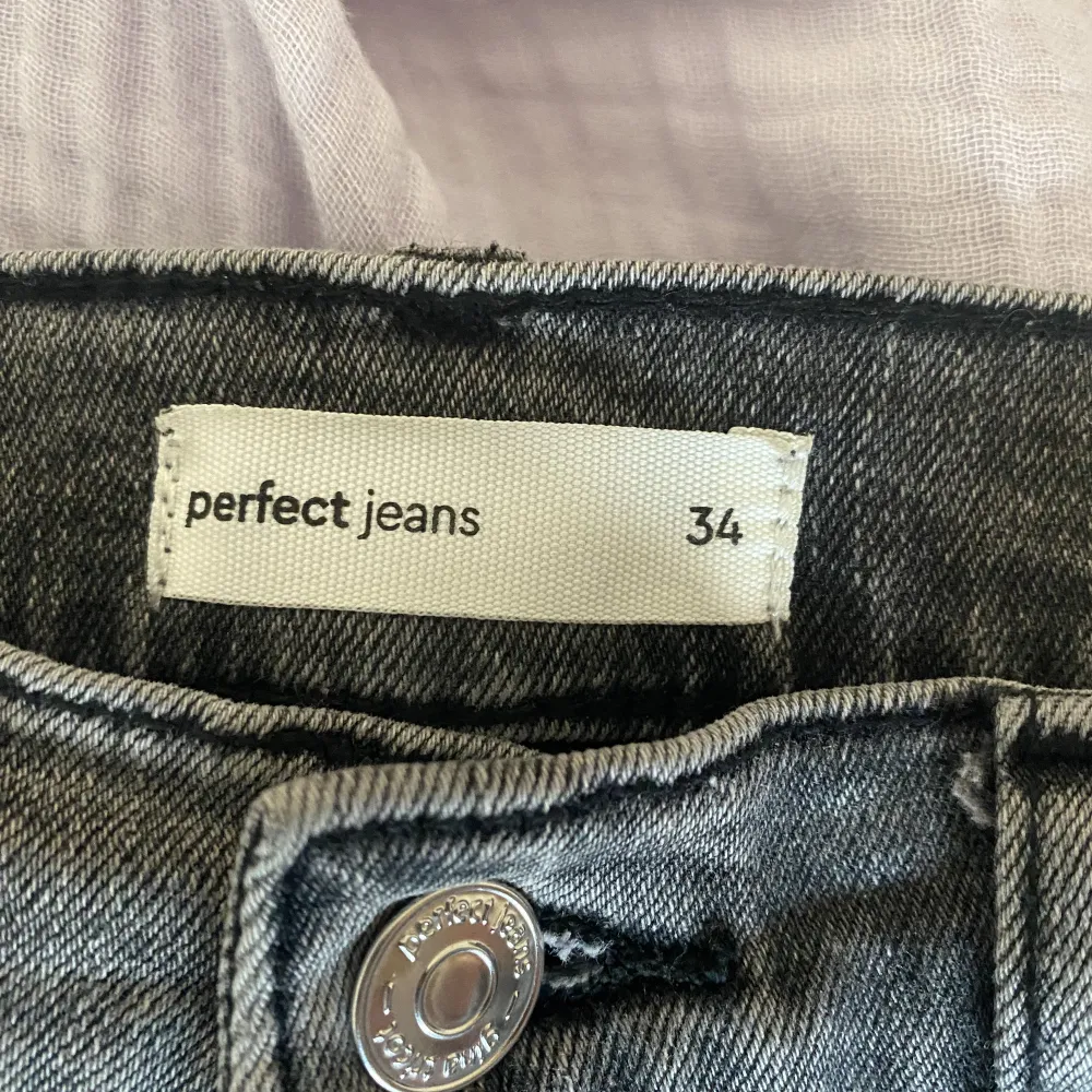 Säljer mina jeans från Gina tricot pga att de är för små, de är superfina och nypris är 500. Pris kan diskuteras . Jeans & Byxor.