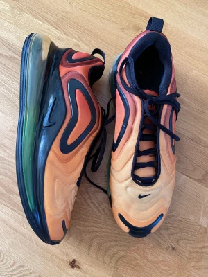 Nike Airmax 720 strlk 43 - Nike Airmax 720 i bra skick. Storlek 43, 27,5 cm. Lite slitage som framgår på detaljbild. Djur- o rökfritt hem.