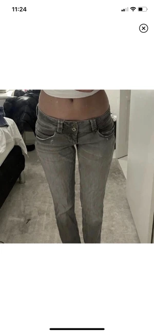 Pepe jeans!! - Säljer mina fina pepe jeans i färgen ljusgrå jag köpt hör på Plick! Säljer då dom inte sitter som jag vill på mig. Midjemått: 78, Innerbensmått: 82💗