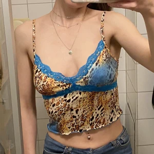 Leopardmönstrad croptoplinne med blå spets🐆💙 - Superfint linne med leopardmönster som jag köpt från depop😍 stretchigt material🐆