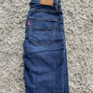 Levi’s jeans - Har sytt in ett gummiband k midjan men det är lätt att ta bort om man vill! Helt perfekt skick, pris kan diskuteras💗