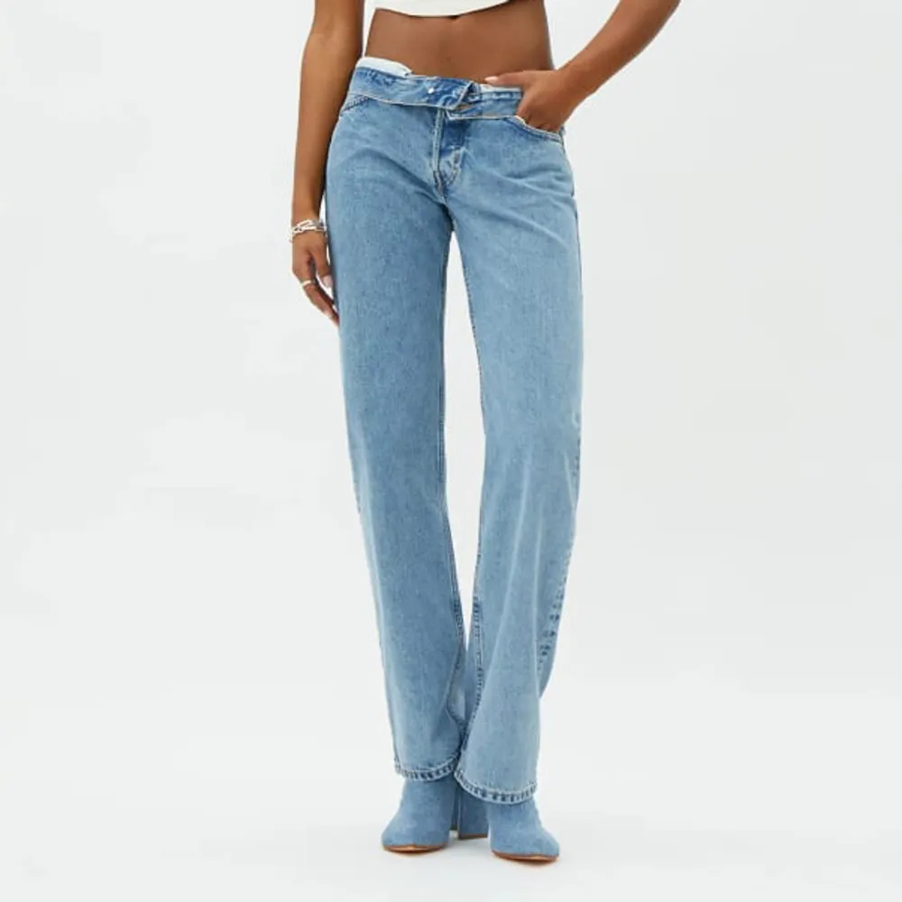 Säljer mina jättefina jeans från weekday i modellen flapped jeans, nästan aldrig använda. Slutsålda överallt och inga defekter. Passar mig som är 167 cm💕. Jeans & Byxor.
