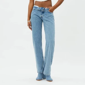 Low waist jeans - Säljer mina jättefina jeans från weekday i modellen flapped jeans, nästan aldrig använda. Slutsålda överallt och inga defekter. Passar mig som är 167 cm💕