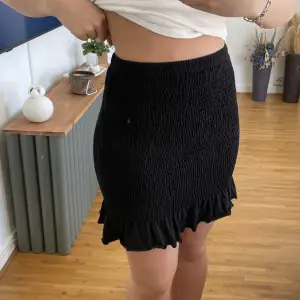 Stretchig kjol med volang nertill. Kan användas som topp