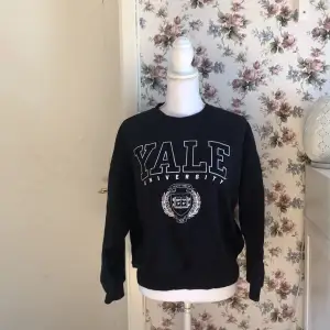 Mörkblå Yale tröja från H&m 💙📦