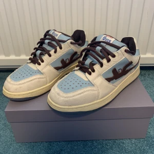 Lost Boys Tony Lows V2 - Säljer mina skor för jag använder dom inte. Endast använda ett fåtal gånger. Köpte skorna för 2200kr. Köparen står för frakt.