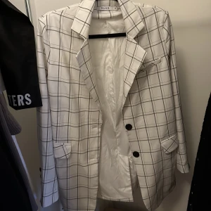 Blazer - Rutig blazer med fickor 🌼 använd få gånger, skickar gärna fler bilder 