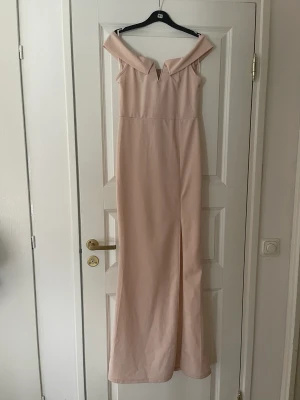 Balklänning / Festklänning 36-38  - Laxrosa lång klänning med sluta fram. Tyget ska hänga ner på Axlarna. Väldigt vacker modell. Anvlvs 1 gång på 9ans bal.  Finns i Tyresö. Skickas. 
