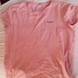 Rosa tshirt - Thisrt med litet tryckt 