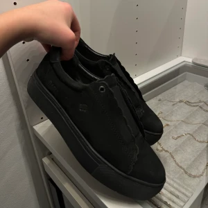 Svarta sneakers  - Fina svarta Eytys liknande sneakers från Dasia med utmärkt kvalitet!   Endast använda vid två tillfällen, därav de fina skicket💛 Superbekväma med skön passform & sula. (Köpt på Scorett för 1200kr) 