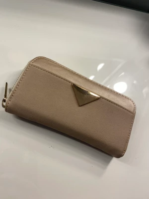 Plånbok - Jättefin och rymlig plånbok i beige med roseguld💖Knappt använd